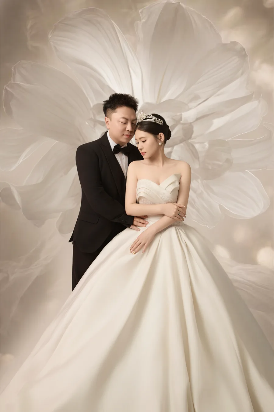 新人影棚依偎婚纱照