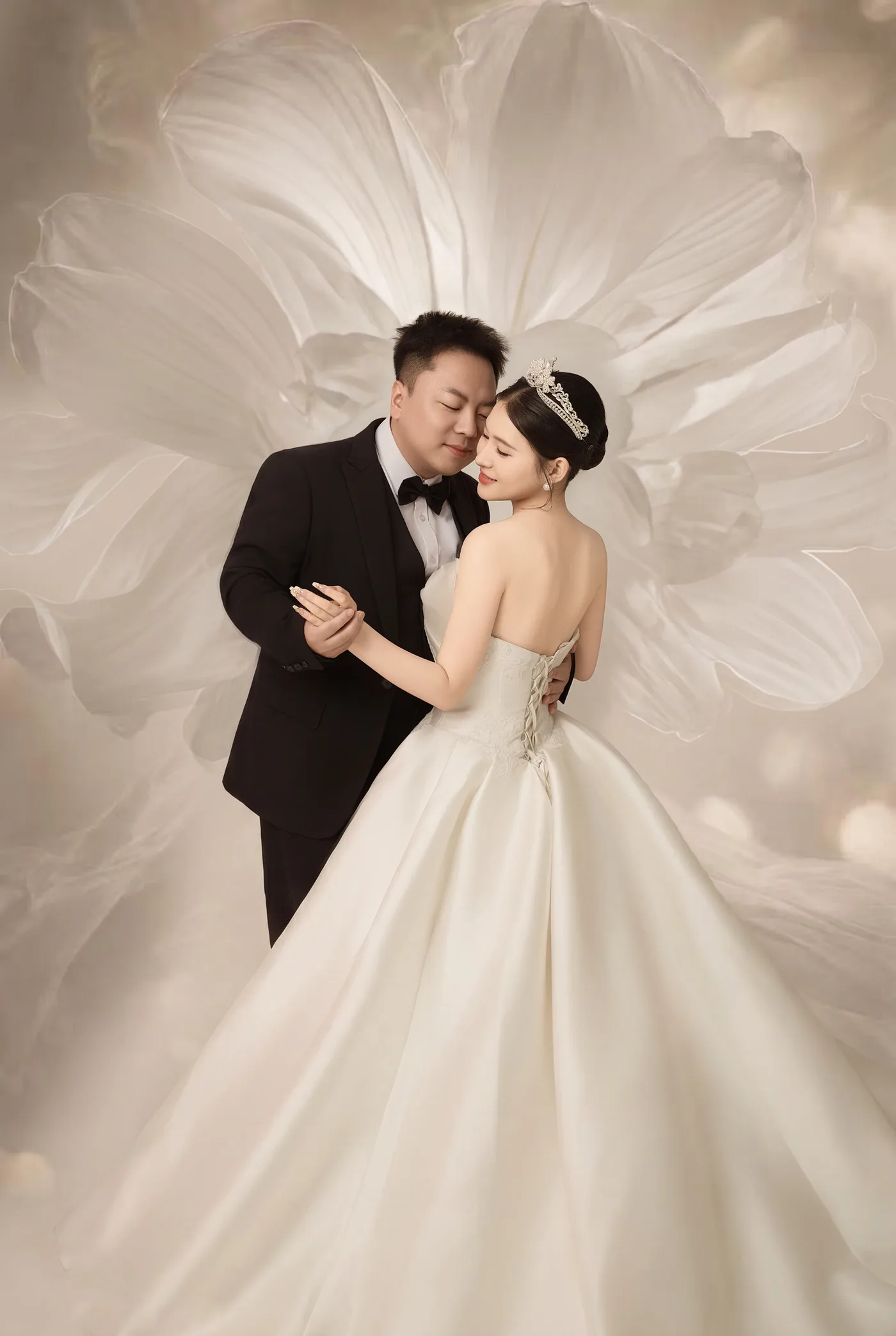 新人影棚婚纱合影
