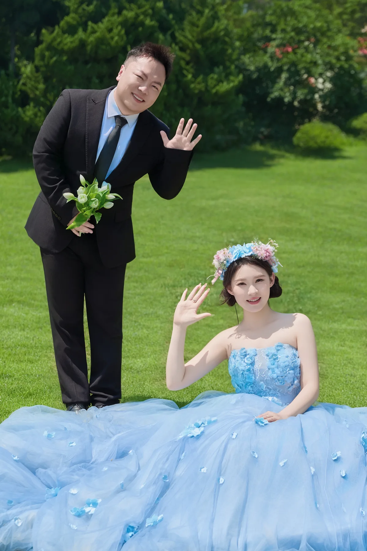 新人草坪蓝裙挥手婚纱照