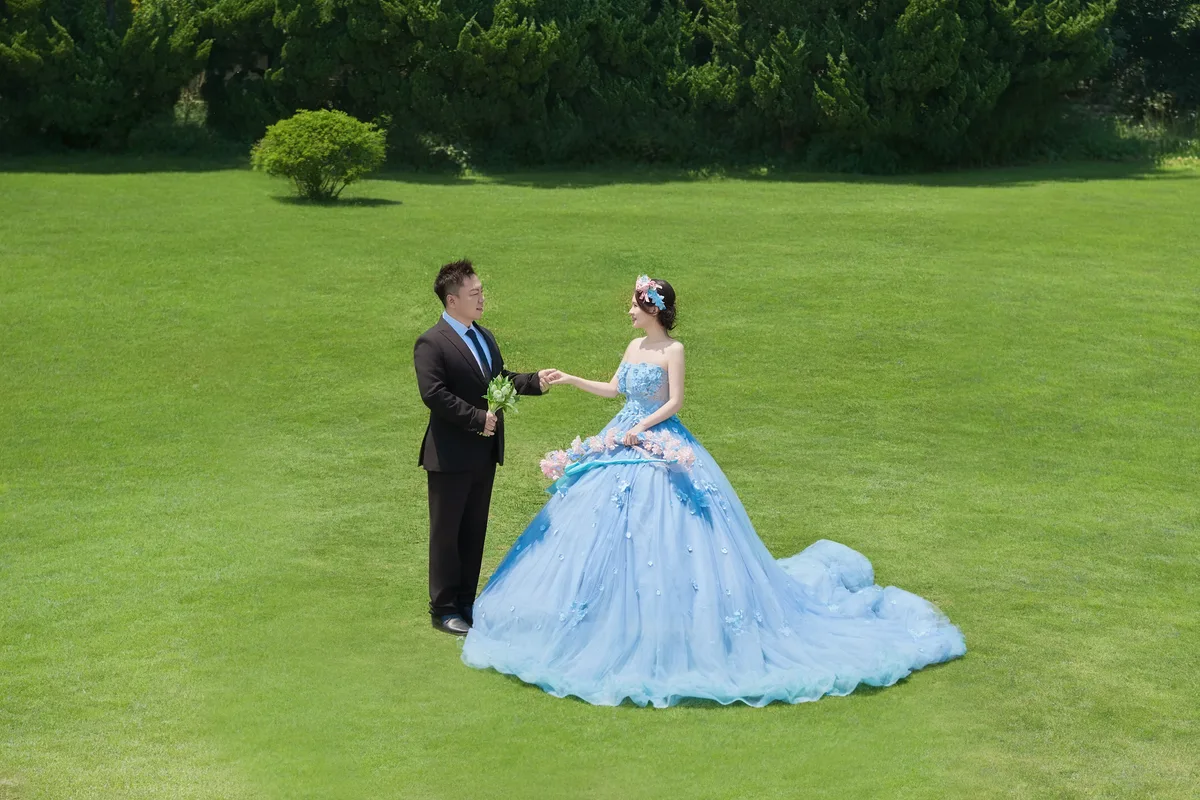 新人草坪牵手婚纱照