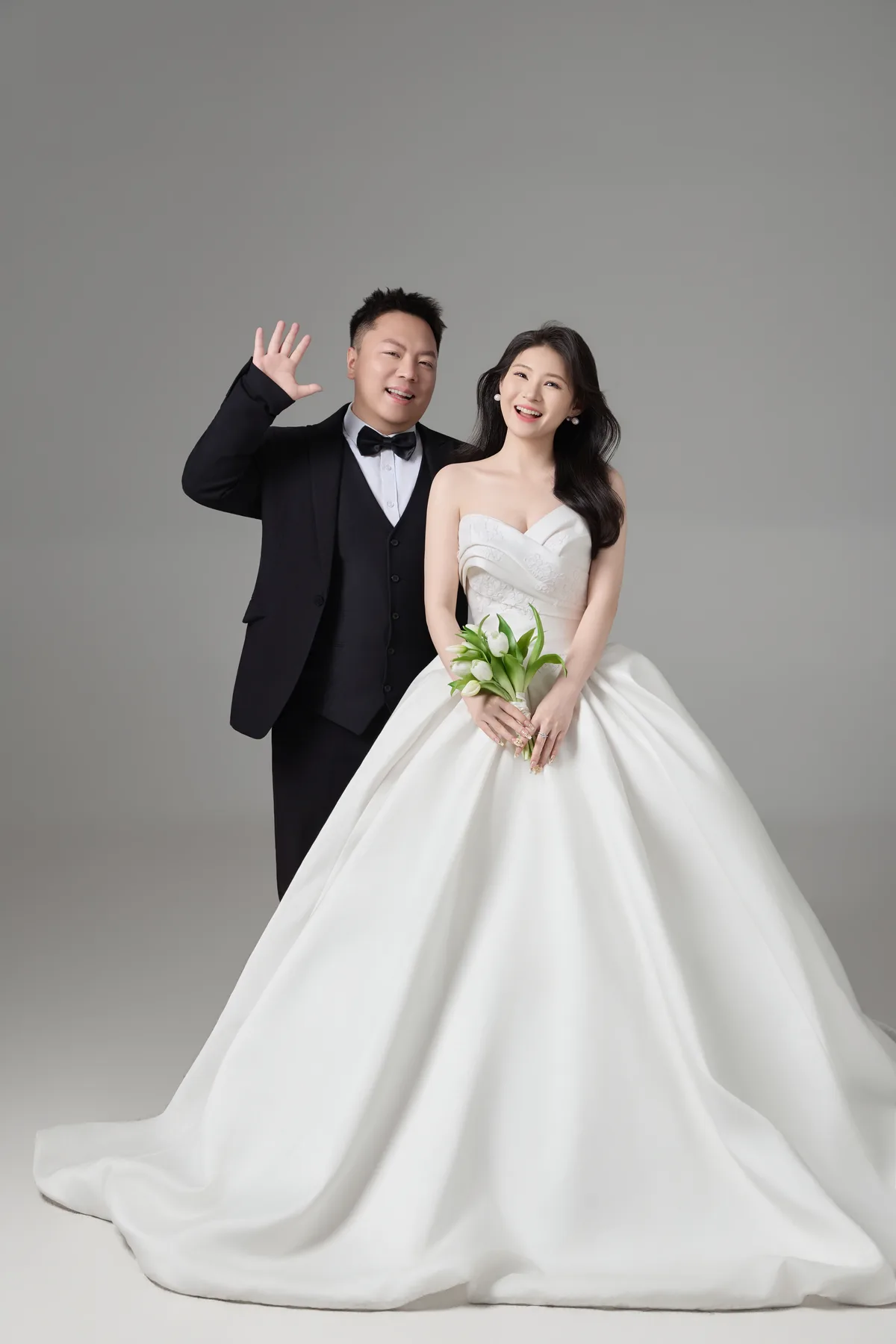 新人影棚欢笑婚纱合影